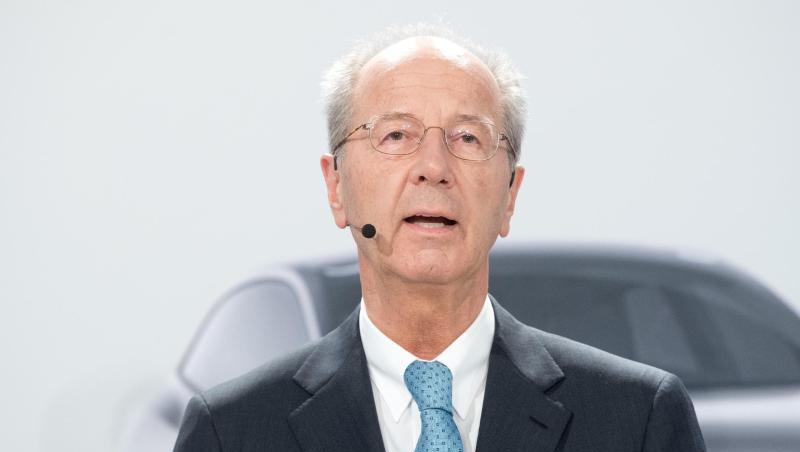 Hans Dieter Pötsch spricht bei einer Pressekonferenz im Volkswagen Werk. Hans Dieter Pötsch spricht bei einer Pressekonferenz im Volkswagen Werk.
