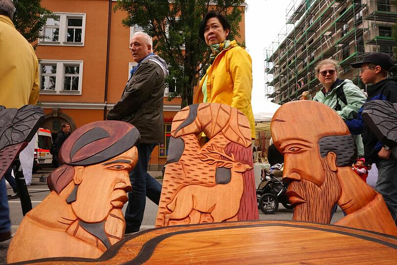 Es gibt soviel zu sehen: Beim Streetlife-Festival am Wochenende kamen 150 000 Münchner auf die autofreie Leopold- und Ludwigstraße.