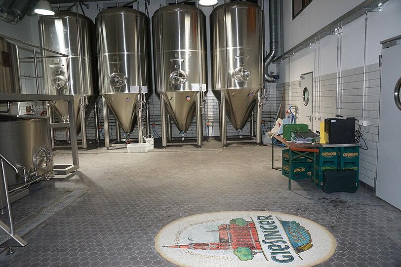 Nach dem Umbau: die funkelnagelneuen Biertanks in der Brauerei.