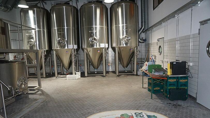 Nach dem Umbau: die funkelnagelneuen Biertanks in der Brauerei. Nach dem Umbau: die funkelnagelneuen Biertanks in der Brauerei.