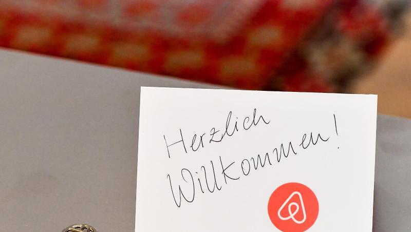 Ein Schlüssel mit einem Airbnb-Anhäger und eine Herzlich-Willkommen-Karte in einer Ferienwohnung. Foto: Jens Kalaene/zb/dpa/Symbolbild Ein Schlüssel mit einem Airbnb-Anhäger und eine Herzlich-Willkommen-Karte in einer Ferienwohnung. Foto: Jens Kalaene/zb/dpa/Symbolbild