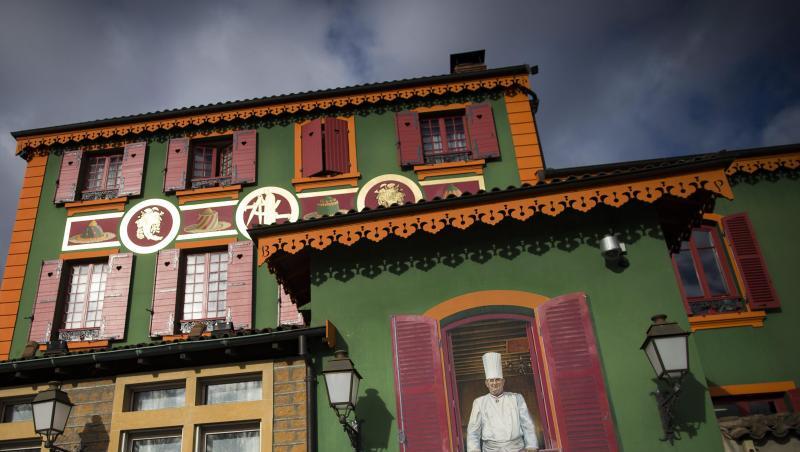 Ein Wandgemälde von Paul Bocuse schmückt die Fassade des Gourmet-Restaurants "L'Auberge du Pont de Collonges". Ein Wandgemälde von Paul Bocuse schmückt die Fassade des Gourmet-Restaurants "L'Auberge du Pont de Collonges".