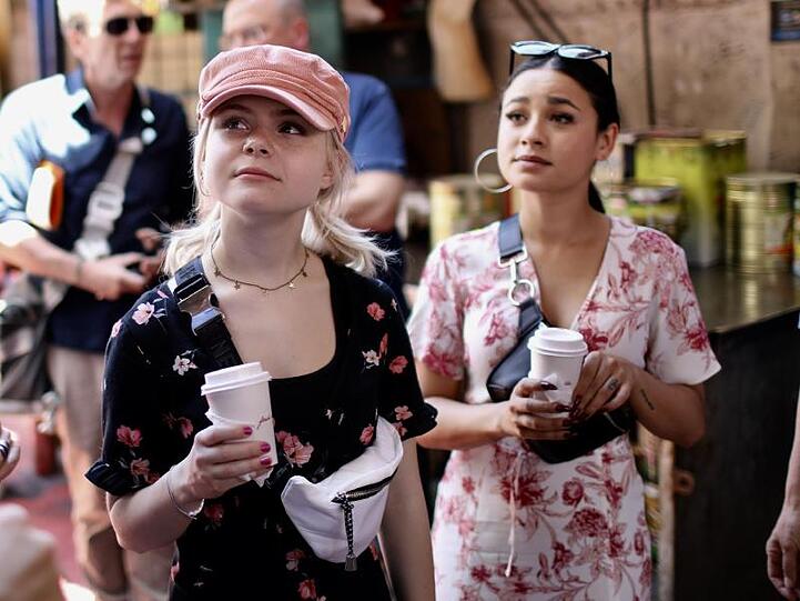Carlotta Truman (l) und Laurita Spinelli besuchen den Karmelmarkt.