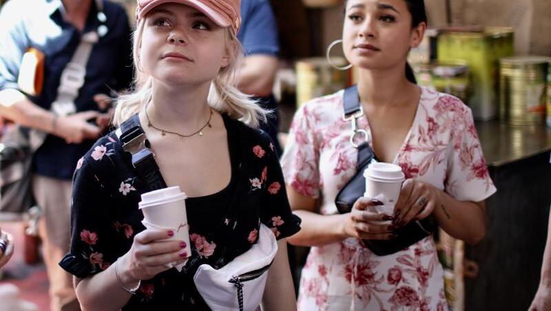 Carlotta Truman (l) und Laurita Spinelli besuchen den Karmelmarkt. Carlotta Truman (l) und Laurita Spinelli besuchen den Karmelmarkt.