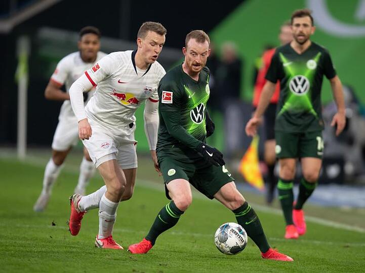 Wolfsburgs Maximilian Arnold (r) und Leipzigs Lukas Klostermann teilten sich mit ihren Teams die Punkte.
