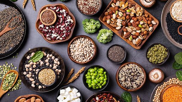 Hülsenfrüchte und Nüsse sind wichtige Proteinquellen für Veganer. Hülsenfrüchte und Nüsse sind wichtige Proteinquellen für Veganer.