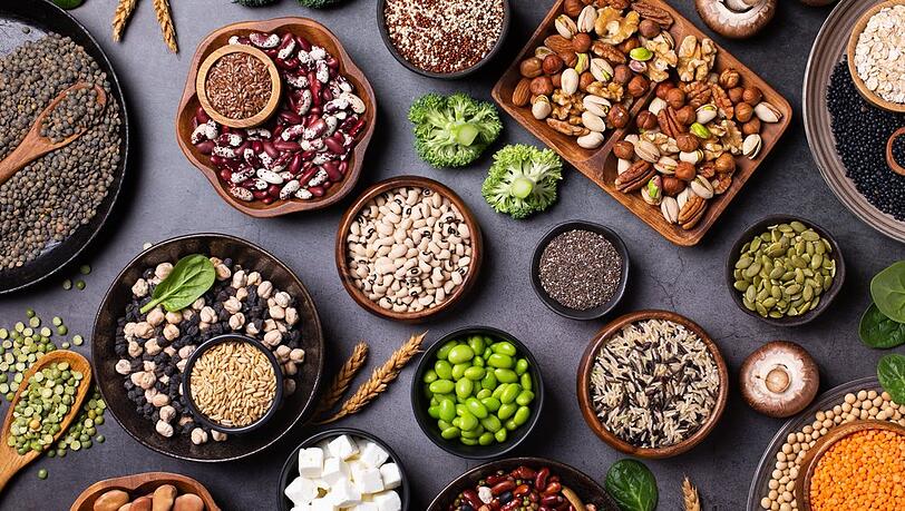 H&uuml;lsenfr&uuml;chte und N&uuml;sse sind wichtige Proteinquellen f&uuml;r Veganer.