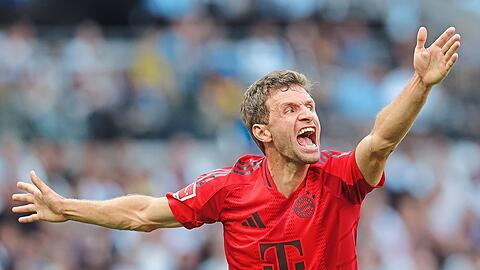 Kurios: Am 15. August 2008 bestreitet Thomas Müller als Einwechselspieler sein erstes Bundesligaspiel - im letzten Vincent Kompanys.