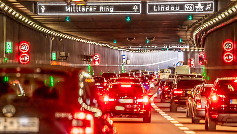 Ein Kleintransporter brannte vor zwei Jahren im Tunnel. Jetzt wird er saniert – und dafür komplett gesperrt. Ein Kleintransporter brannte vor zwei Jahren im Tunnel. Jetzt wird er saniert – und dafür komplett gesperrt.