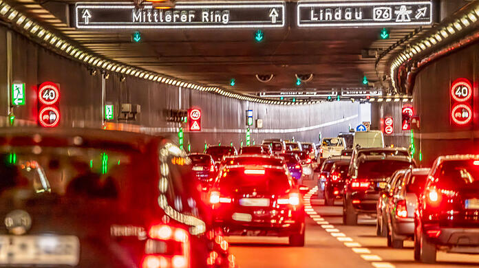 Ein Kleintransporter brannte vor zwei Jahren im Tunnel. Jetzt wird er saniert – und dafür komplett gesperrt. Ein Kleintransporter brannte vor zwei Jahren im Tunnel. Jetzt wird er saniert – und dafür komplett gesperrt.