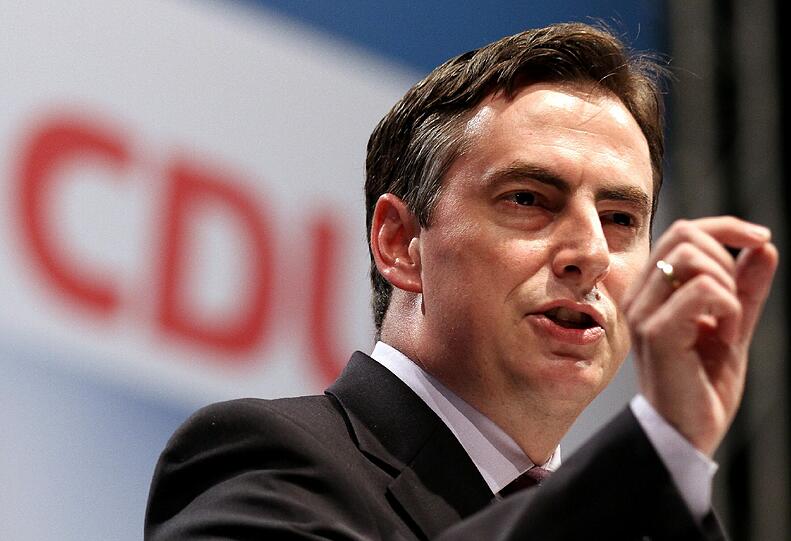 Niedersachsens Ministerpräsident David McAllister (CDU): Der gebürtige Schotte gab am Montag seine erste Bierzelt-Ansprache - und hackte gleich massiv auf die Linkspartei ein.
