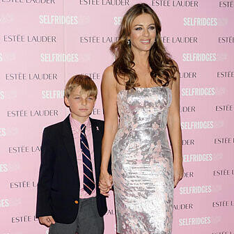Liz Hurley (46), Schauspielerin, hat einen frühreifen Sohn. Der kleine Damian (9) habe kürzlich sein erstes Date gehabt, berichtet die britische Zeitung &bdquo;Daily Mirror&ldquo;. Seine Begleitung sei dabei keine Geringere als &bdquo;Gossip Girl&ldquo;-Star Blake Lively gewesen. &bdquo;Blake hat gefragt, ob sie mit Damian ausgehen kann&ldquo;, erklärte Hurley. Lively hat den Kleinen daraufhin groß in eine Eisdiele ausgeführt. &bdquo;Das war sein erstes Date &ndash; Blake Lively&ldquo;, sagte Hurley. Hurley hat momentan eine Gastrolle in der amerikanischen Erfolgserie &bdquo;Gossip Girl&ldquo;.