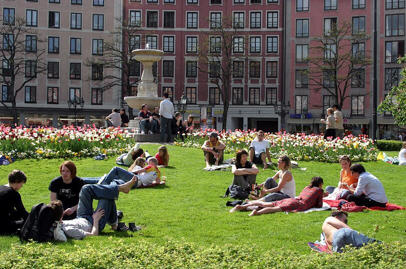 ABCHILLEN AM GÄRTNERPLATZ: Einfach mal irgendwie zu den lässigen Typen aus dem Glockenbach dazugehören. Dazu braucht man: Ein lässiges altes Rennrad, eine coole Tasche, eine Ray-Ban-Wayfarer-Sonnenbrille und am besten ein iPad. Dann einfach nur im Gras liegen und nett schauen.