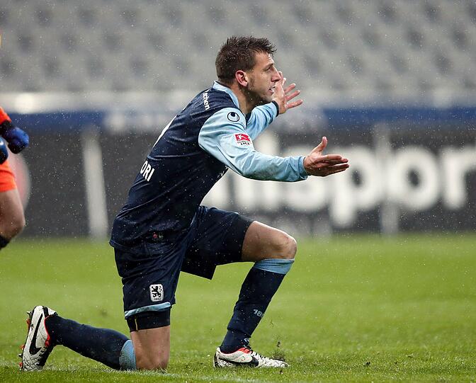 GUILLERMO VALLORI: NOTE 3.
Gutes Team mit Nebenmann Bülow. Nur einmal zu weit weg von Gegenspieler Lechleiter.