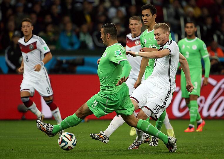 André Schürrle: Ersetzte Götze und war zunächst ein Aktivposten. Führte
sich mit einem gefährlichen Abschluss gleich gut ein. Fand dann zunächst nur
noch selten eine Lücke bei seinen Antritten, ehe er die DFB-Auswahl mit einem
sehenswerten Hackentreffer zum 1:0 erlöste. &ndash; Note: 2,5