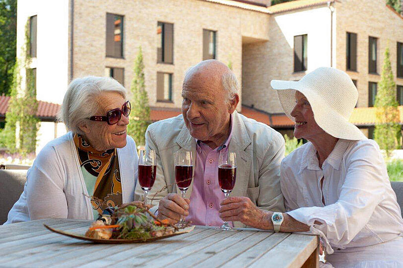 Man gönnt sich ja sonst nichts: Da darf es schon mal ein erfrischender Aperitif auf der gemeinsamen Terrasse sein.