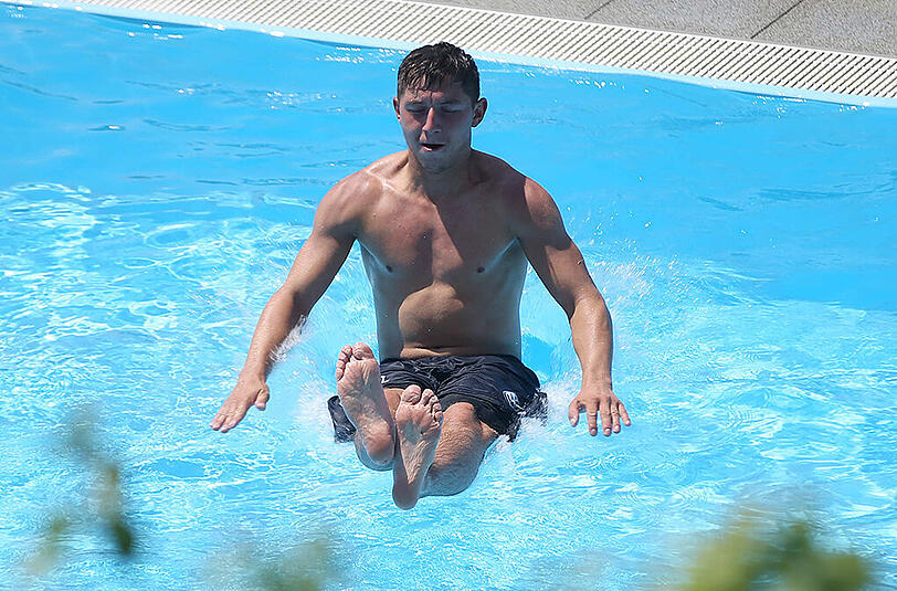Schwitzen, schwimmen, strampeln: Die Löwen absolvieren am ersten Tag im Trainingslager in Bad Häring ein buntes, abwechslungsreiches Programm. Und sie haben offensichtlich Spaß dabei.