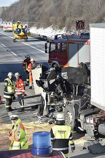 Wie durch ein Wunder konnte der Lkw-Fahrer mit nur mittelschweren Verletzungen aus dem Warck geborgen werden.