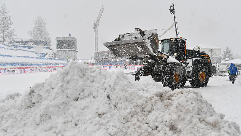 Ein Bagger bringt Schnee auf der Paul-Ausserleitner-Schanze weg. Ein Bagger bringt Schnee auf der Paul-Ausserleitner-Schanze weg.