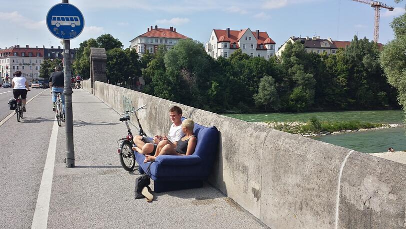 Auf der Wittelsbacher Brücke stand am Dienstagabend ein Sofa. Auf der Wittelsbacher Brücke stand am Dienstagabend ein Sofa.