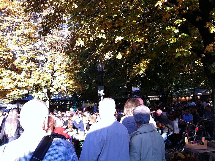 Gut besucht am Wochenende: Die Biergarten am Viktualienmarkt