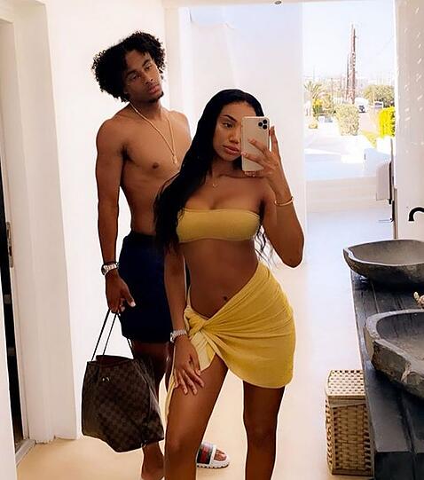 Sommer-Selfie: Joshua Zirkzee mit Begleitung auf Santorini.