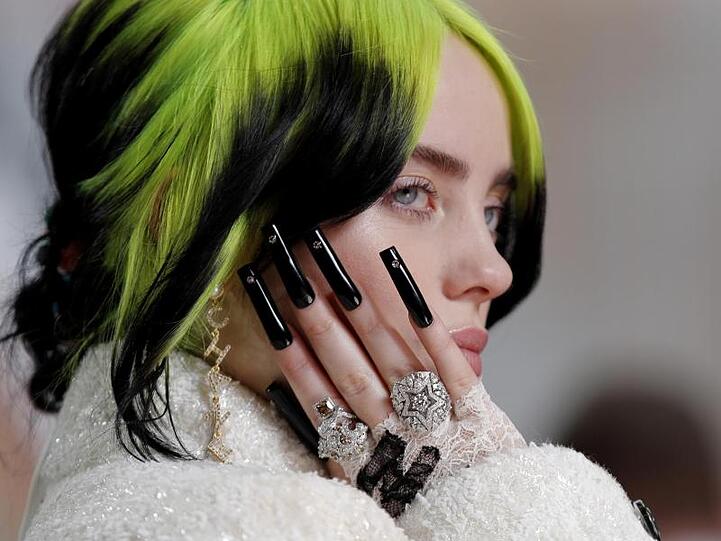 Sängerin Billie Eilish ist erst 18 - und hat schon aufgehört, Kommentare über sich in sozialen Medien zu lesen.