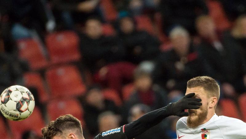 Leverkusens Kai Havertz und Augsburgs Jeffrey Gouweleeuw (l-r.) kämpfen um den Ball. Foto: Rolf Vennenbernd Leverkusens Kai Havertz und Augsburgs Jeffrey Gouweleeuw (l-r.) kämpfen um den Ball. Foto: Rolf Vennenbernd
