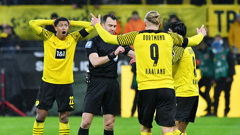 Borussia Dortmund hadert im Topspiel mit der Leistung des Schiedsrichters. Borussia Dortmund hadert im Topspiel mit der Leistung des Schiedsrichters.