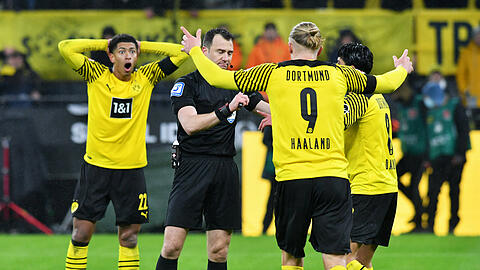 Borussia Dortmund hadert im Topspiel mit der Leistung des  Schiedsrichters.