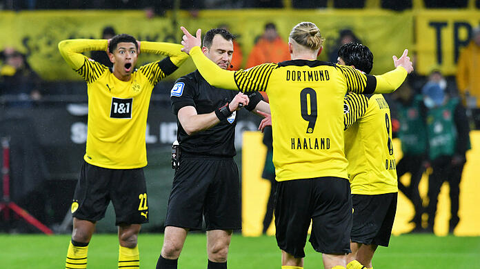 Borussia Dortmund hadert im Topspiel mit der Leistung des  Schiedsrichters.