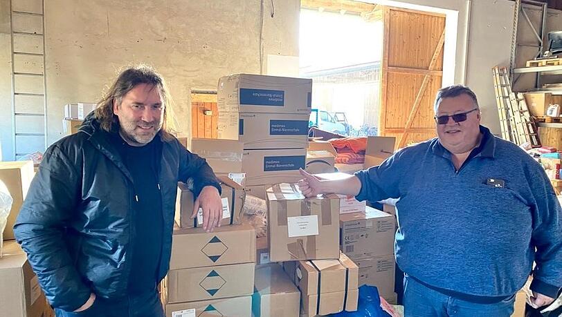 Roland Hefter (l.) mit Harry Hoyler beim Stapeln von Paketen.