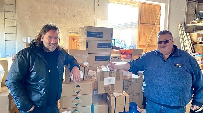 Roland Hefter (l.) mit Harry Hoyler beim Stapeln von Paketen.