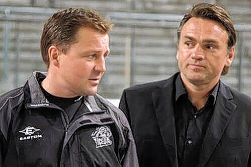 Zufrieden mit ihrer Arbeit: Tiger-Trainer Andreas Brockmann (l.) und Manager Lorenz Funk freuen sich  auf die DEL-Saison.