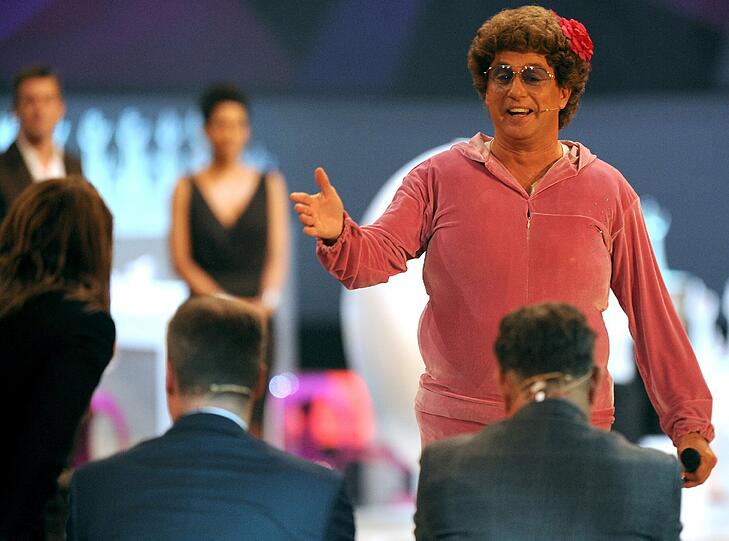 Es steht fest: Cindy aus Marzahn wird die neue Co-Moderatorin von Markus Lanz. An diesem Samstag lässt sie sich jedoch wegen eines Bandscheibenvorfalls von Comedian Atze Schröder vertreten. Der hat sich angemessen verkleidet.