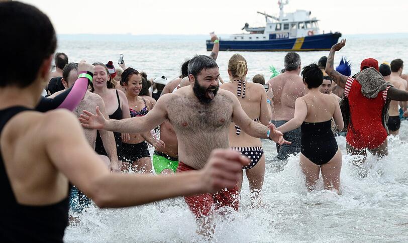 Auch in Brooklyn, New York (USA) wagten sich ins kalte Wasser. Organisiert wurde das alljährliche Event vom Coney Island Polar Bear Club, dem ältesten Winterbadeverein der USA. Von November bis April schwimmen die Mitglieder jeden Sonntag im Atlantik.