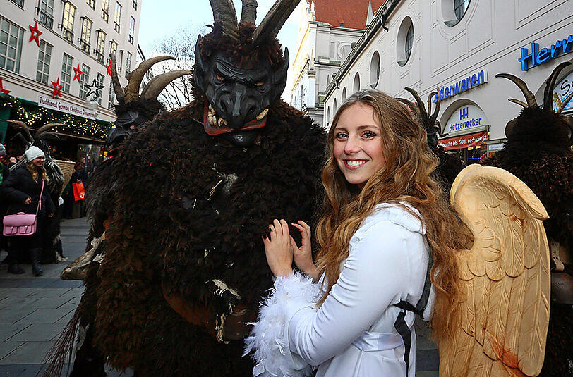 Traditioneller Münchner Krampuslauf durch die Fußgängerzone zum Marienplatz.