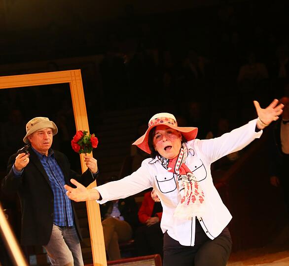 Gerda Steiner wurde für eine Performance von Clown Carletto in die Manege geholt