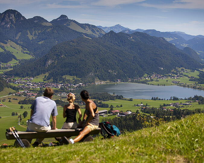 Halb- oder Tageswanderungen, mit der Familie oder dem Hund, zu über 30 Hütten oder auf zig Gipfel: Unerschöpflich sind die Möglichkeiten, die umliegende Bergwelt im Kaiserwinkl zu Fuß zu entdecken.