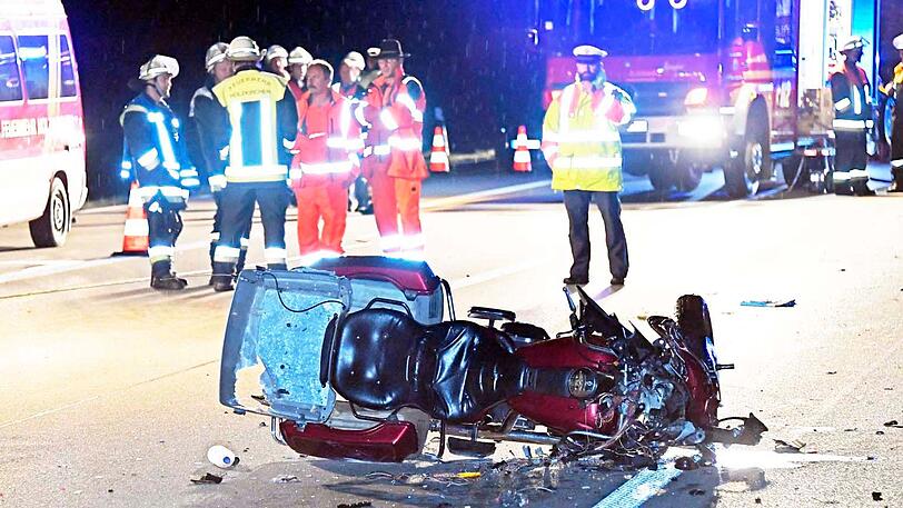 Für den Motorradfahrer kam jede Hilfe zu spät. Die A8 blieb nach dem tödlichen Unfall stundenlang komplett gesperrt.