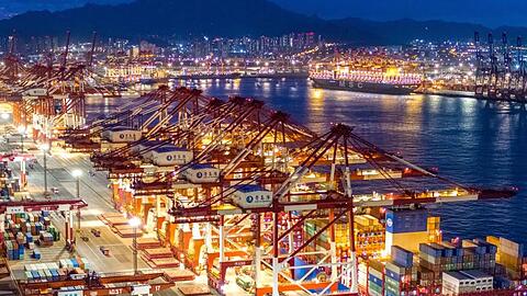 Containerschiffe im Hafen von Qingdao: Deutsche und andere europäische Unternehmen in China leiden schwer unter der Ausbreitung des neuartigen Coronavirus.