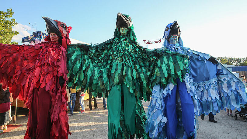 Bunte Figuren begegnen einem auf dem Weg. Bunte Figuren begegnen einem auf dem Weg.