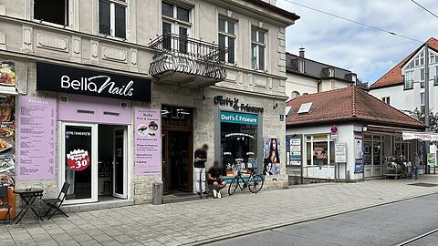 Ein beklemmendes Gefühl macht sich breit nach der Messerattacke auf zwei Männer an der Pasinger Gleichmannstraße vor diesem Friseurladen. Der festgenommene Täter ist wohl psychisch krank und hat womöglich rassistische Einstellungen.