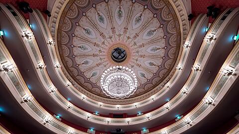 Ein Blick auf den berühmten Leuchter im Gärtnerplatztheater. Wie trifft der Sparkurs Münchens Bühnen? Die AZ hat die Details.