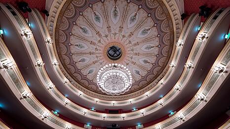 Ein Blick auf den berühmten Leuchter im Gärtnerplatztheater. Wie trifft der Sparkurs Münchens Bühnen? Die AZ hat die Details.
