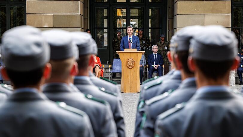 Markus Söder bei einem feierlichen Gelöbnis von Rekruten aus Gebirgsjägerbataillonen.