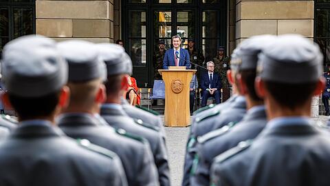 Markus Söder bei einem feierlichen Gelöbnis von Rekruten aus Gebirgsjägerbataillonen.