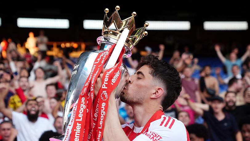 Nach dem Gewinn der Premier League: Kai Havertz k&uuml;sst den Pokal. (Archivbild)