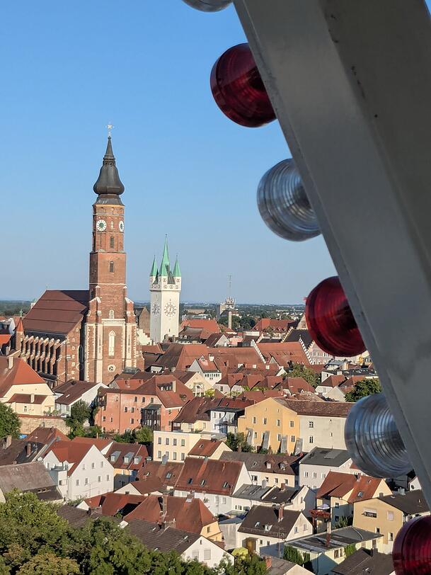 Blick aus dem Riesenrad auf Straubing mit Stadtturm und der Basilika St. Jakob.