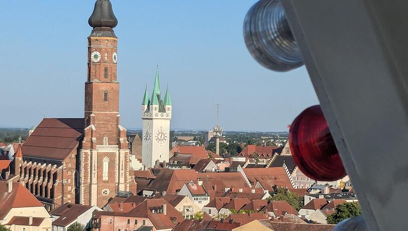 Blick aus dem Riesenrad auf Straubing mit Stadtturm und der Basilika St. Jakob. Blick aus dem Riesenrad auf Straubing mit Stadtturm und der Basilika St. Jakob.